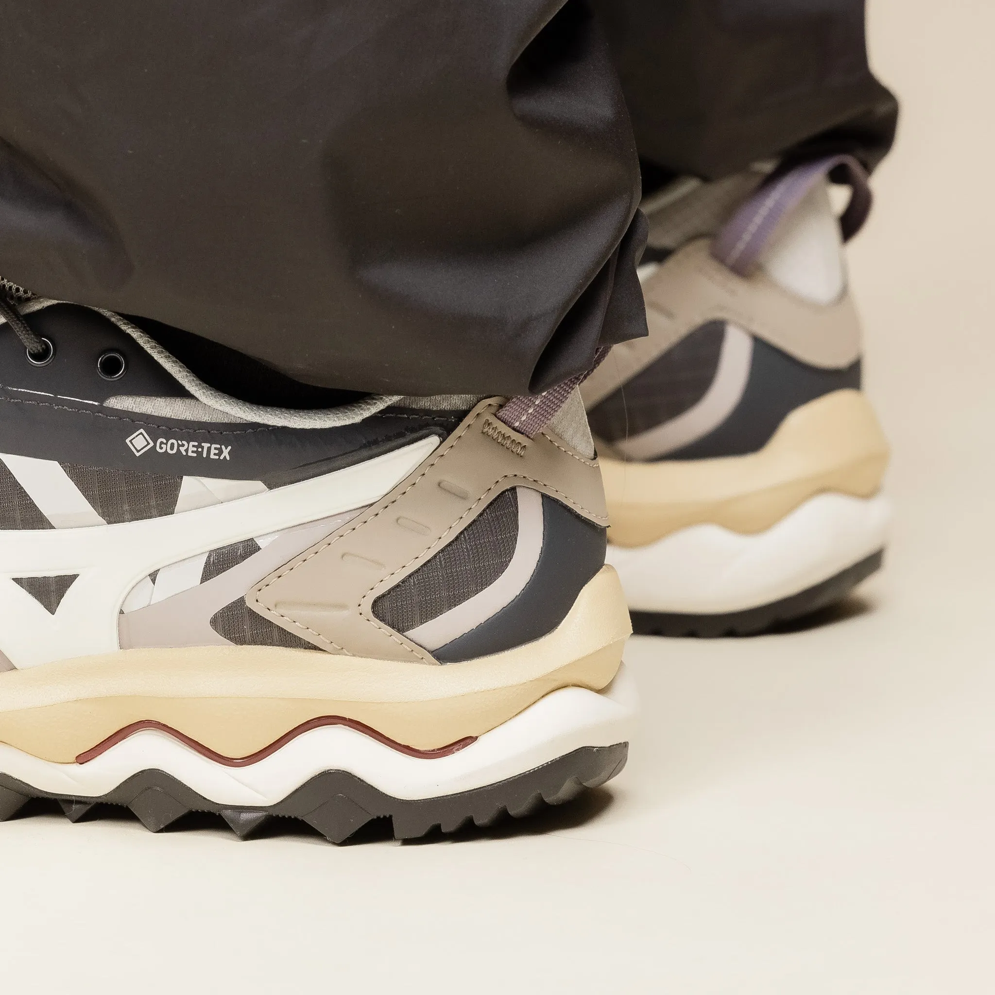 Mizuno - Wave Mujin TL Gore-Tex - Ebony / Pristine / Vintage Khaki